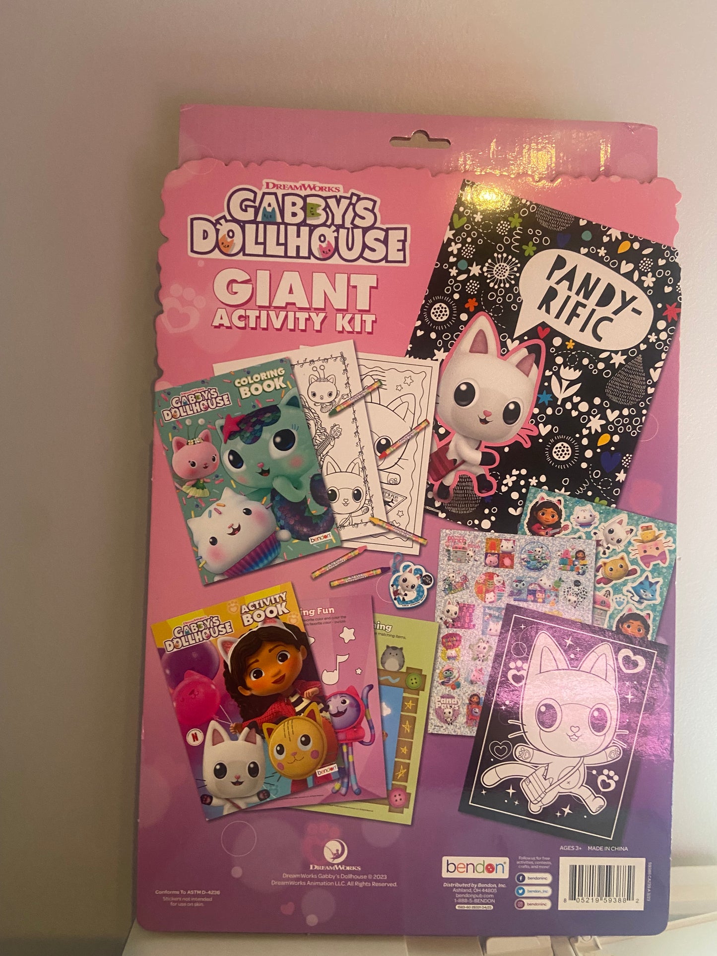 Gabby’s Dollhouse Giant Activity kit includes: 5 crayons, 1 Foldout poster, 1 coloring book, 1 activity book, 1 velvet poster, 2 sticker sheets, 1 foam keychain with clip